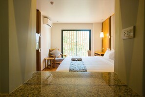 Minibar, in-room safe, desk, blackout curtains - Lanna Thaphae Hotel (Chiang Mai)