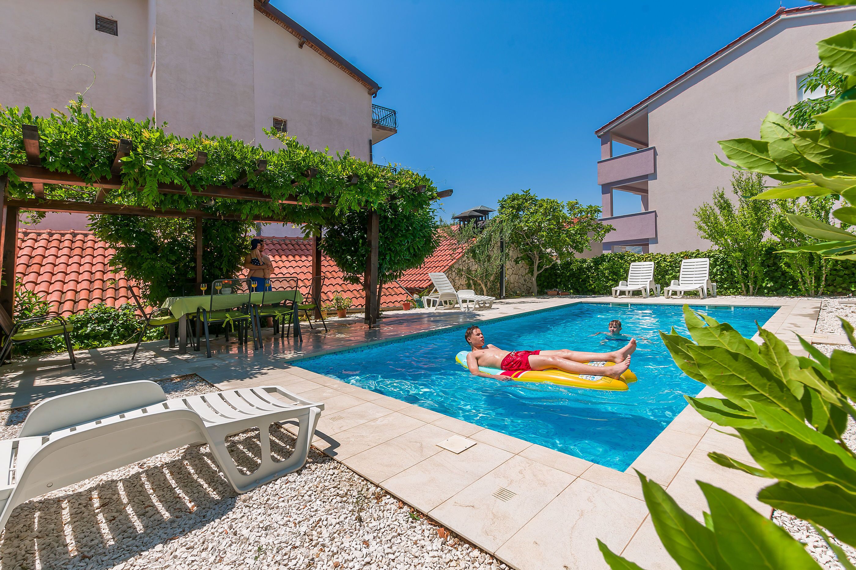 Una piscina al aire libre
