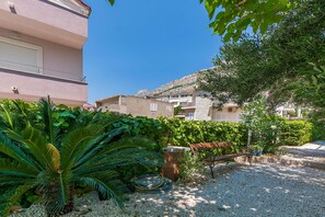 Courtyard - Apartments Ljiljana (Omis)