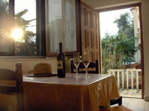 Studio (A3) | Tempat makan