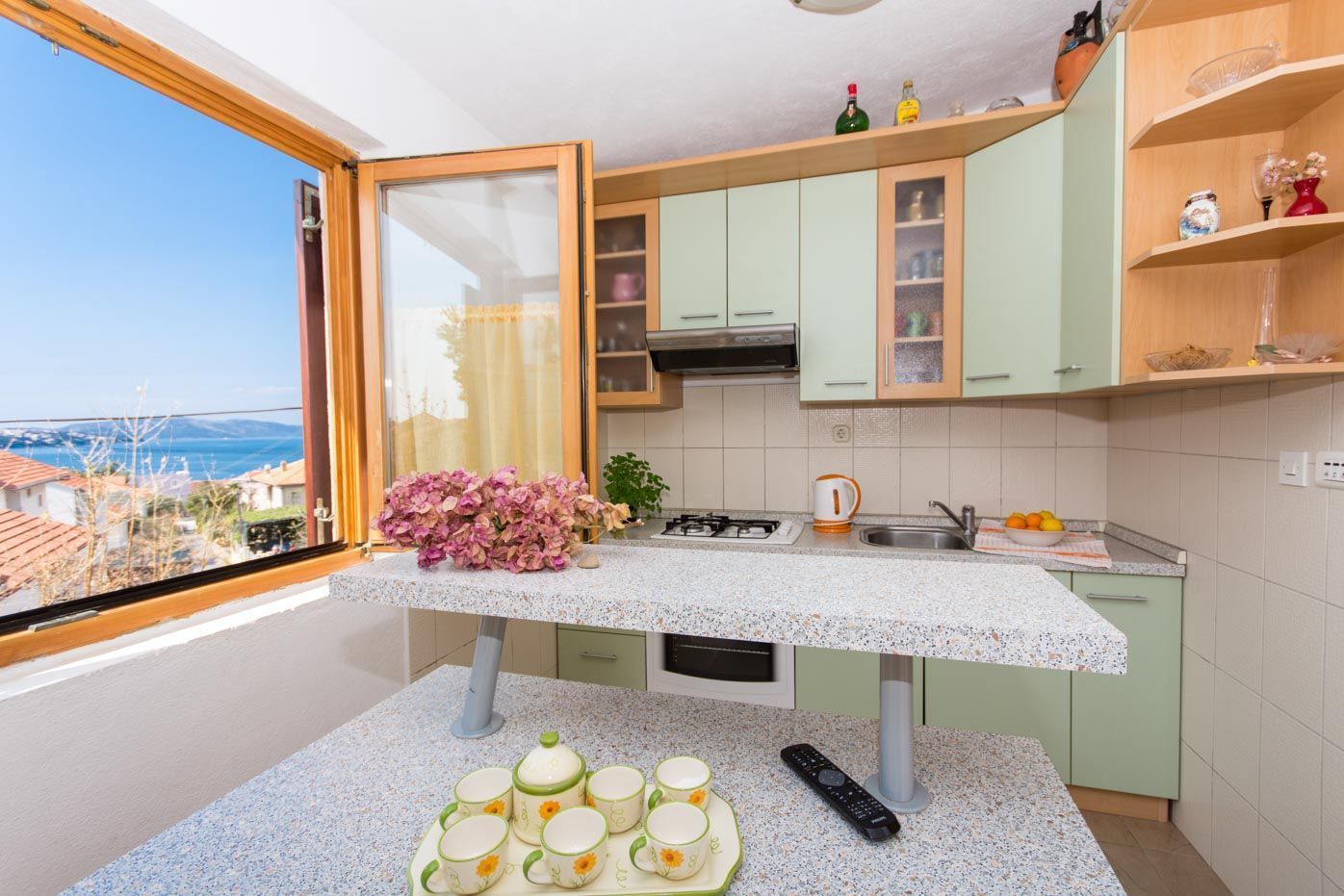 Private kitchen | Fridge, oven, stovetop, electric kettle