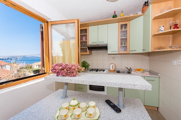 Private kitchen | Fridge, oven, stovetop, electric kettle - House Vlajcevic (Okrug)