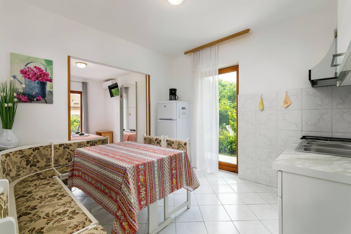 Studio (A2) | Cuisine privée | Réfrigérateur, surface de cuisson, vaisselle et ustensiles