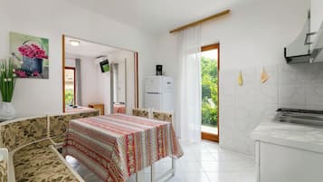 Studio (A2) | Private kitchen | Fridge, stovetop, espresso maker, cookware/dishes/utensils
