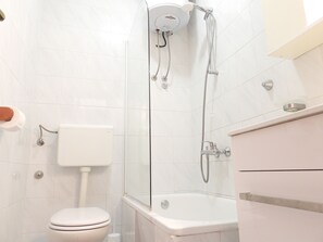 Studio (A2) | Bathroom | Bathtub - Apartments Josip (Labin)