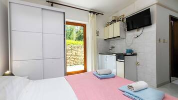 Studio (A3) | Private kitchen | Fridge, stovetop, cookware/dishes/utensils