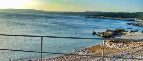 بالقرب من الشاطئ