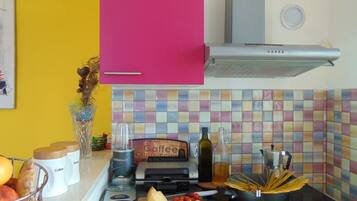 Private kitchen | Fridge, microwave, oven, stovetop