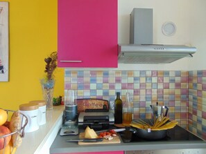 Private kitchen | Fridge, microwave, oven, stovetop