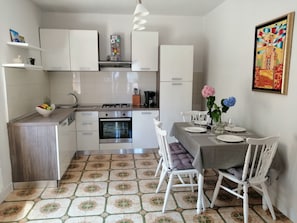 Appartement (A1) | Cuisine privée | Réfrigérateur, un four, surface de cuisson, lave-vaisselle