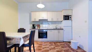 Apartment (A5) | Eigene Küche | Espressomaschine, Wasserkocher mit Kaffee-/Teezubehör, Kühlschrank