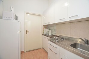 Studio (A2) | Private kitchen | Fridge, microwave, stovetop, espresso maker - Apartments Romina (Rijeka)