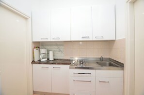 Studio (A2) | Private kitchen | Fridge, microwave, stovetop, espresso maker - Apartments Romina (Rijeka)