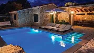 Kolam renang outdoor