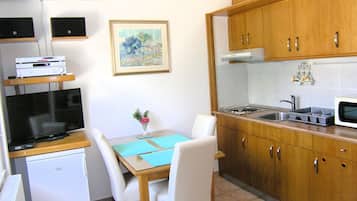 Apartamento (A2) | Cozinha privada | Geladeira, cooktop, chaleira elétrica, torradeira