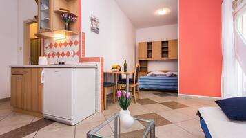 Studio (A3) | Eigene Küche | Kühlschrank, Herdplatte, Espressomaschine, Kochgeschirr/Geschirr/Besteck
