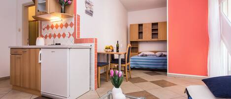 Studio (A3) | Cuisine privée | Réfrigérateur, surface de cuisson, cafétiÚre à espresso