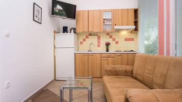 Apartment (A2) | Eigene Küche | Kühlschrank, Herdplatte, Espressomaschine, Kochgeschirr/Geschirr/Besteck