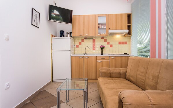 Apartment (A2) | Private kitchen | Fridge, stovetop, espresso maker, cookware/dishes/utensils