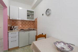 Studio (A1) | Private kitchen | Fridge, stovetop, espresso maker, electric kettle - Apartments Nerina (Novigrad)