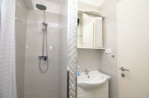 Apartment (A2) | Bathroom | Shower