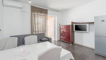 Apartment (A3) | Dining