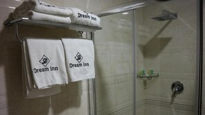 Chuveiro, produtos de toalete grátis, secador de cabelo, chinelos