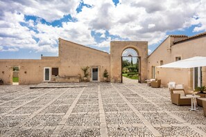 Courtyard - Ballium Luxury Relais (Avola)