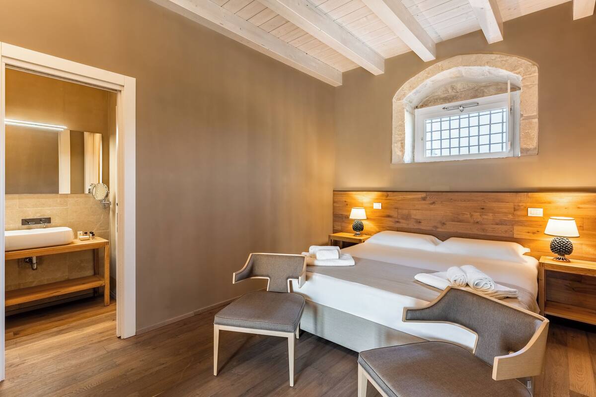 豪華三人房 | 意大利 Frette 床單、高級寢具、記憶棉床墊、迷你吧