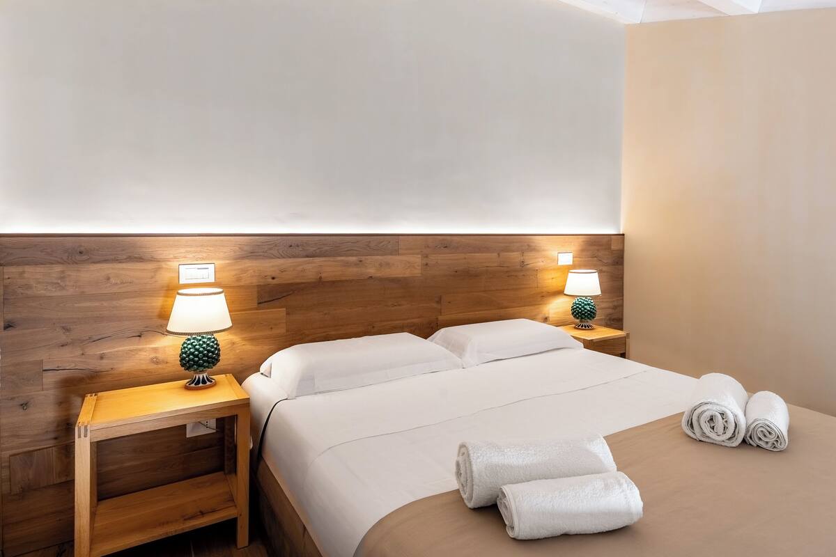 高級雙人房 | 意大利 Frette 床單、高級寢具、記憶棉床墊、迷你吧