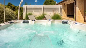 Honeymoon Room | Private spa tub