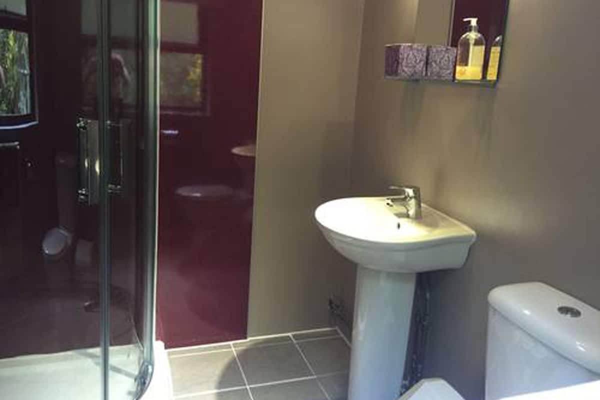 Kite Cottage | Bathroom | Hair dryer, towels, shampoo