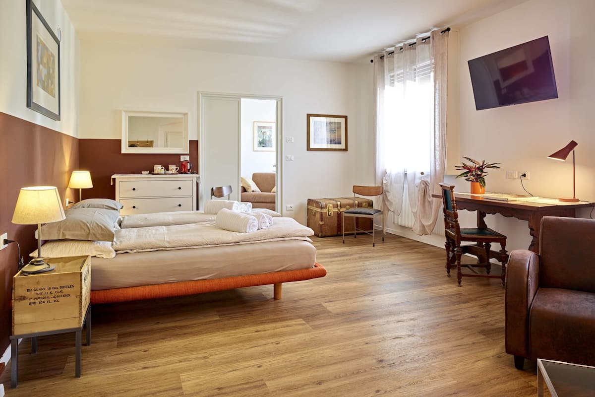 Laptop workspace, free WiFi, bed sheets