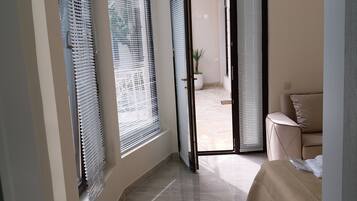 Elite Studio | 5 bedrooms, hypo-allergenic bedding, Tempur-Pedic beds, minibar