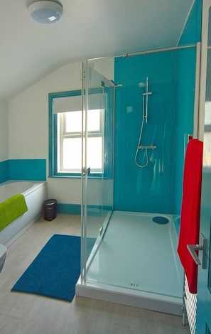 Casa de ciudad | Baño | Tina con regadera, amenidades de baño gratuitas, secadora de cabello