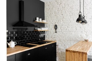 Frigorifero, microonde, piano cottura, macchina per tè/caffè