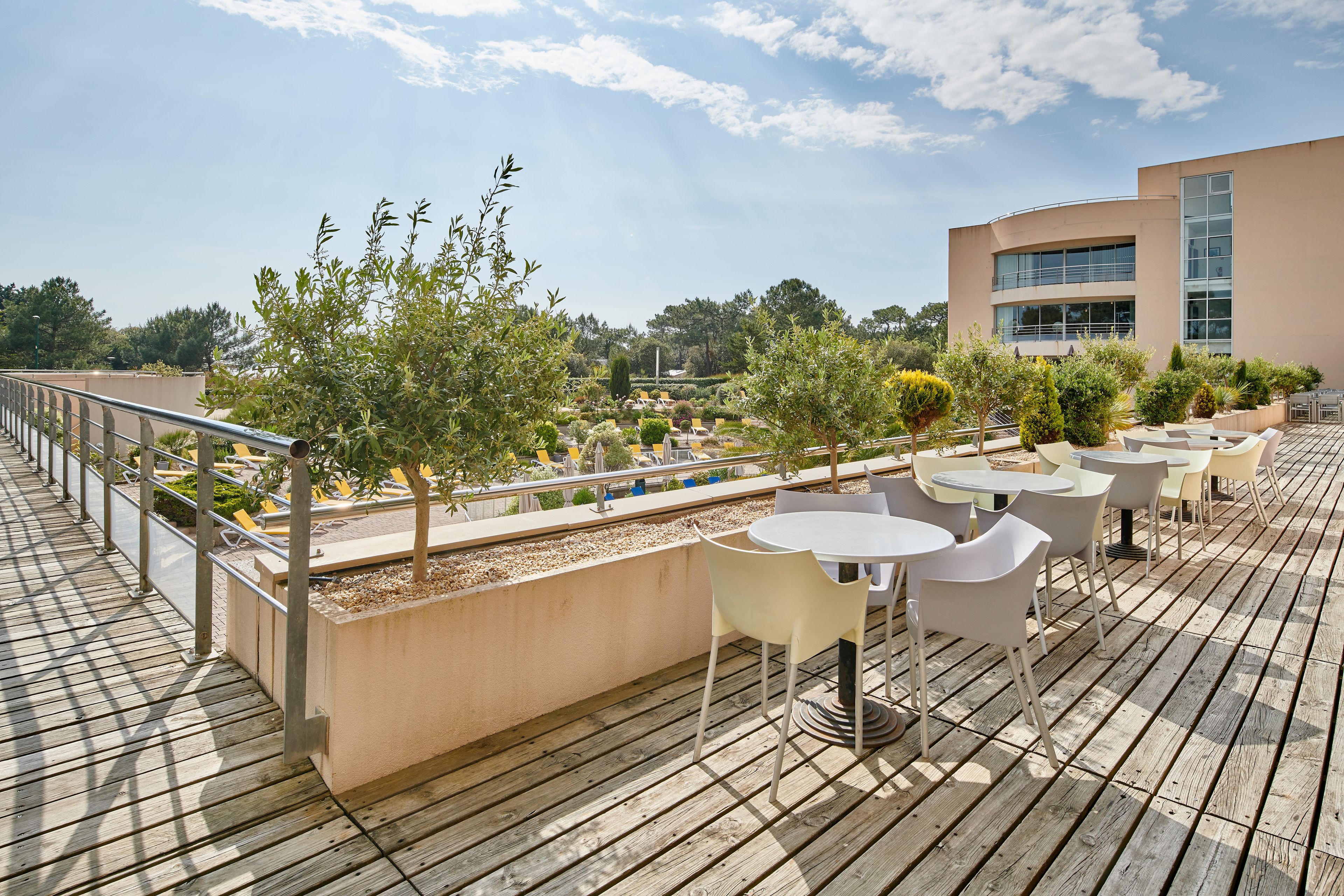 Une terrasse sur le toit, dotée d’un espace extérieur aménagé et offrant une vue sur le paysage environnant.