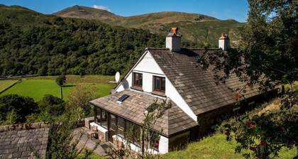 素晴らしい山の景色を望む戸建、居心地の良いコテージ