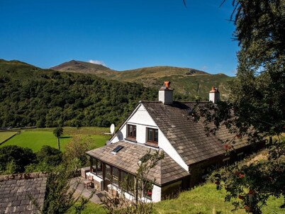 Detatched, Cosy Cottage With Mountain Views - Parking, Sleeps 8, Pet-friendly