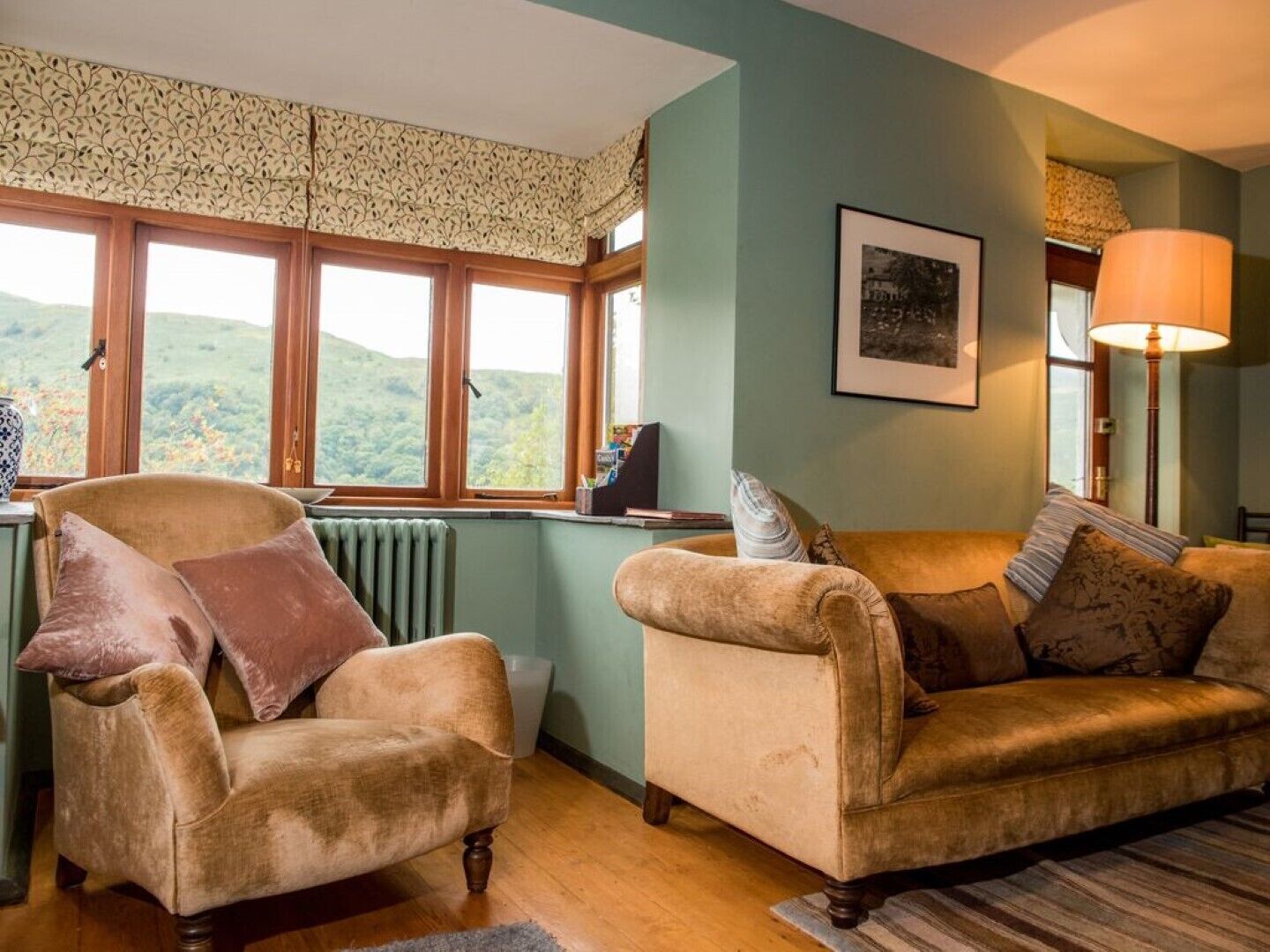 Smart-tv, pejs, bordtennisbord, bøger