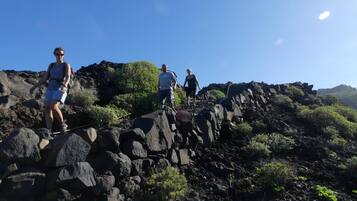 Un sendero de senderismo pedregoso con excursionistas.