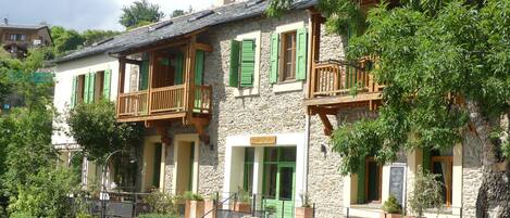 Vista frontal de la propiedad