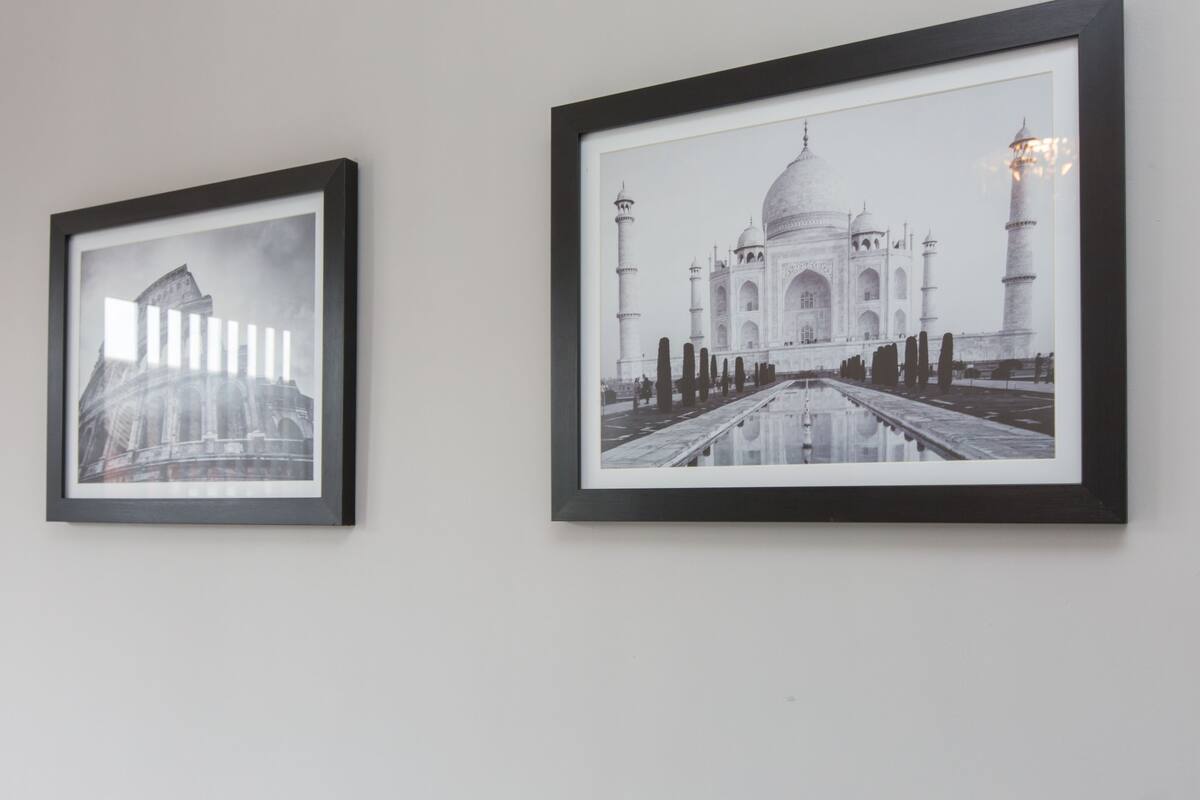Zwei gerahmte Fotografien von architektonischen Sehenswürdigkeiten.