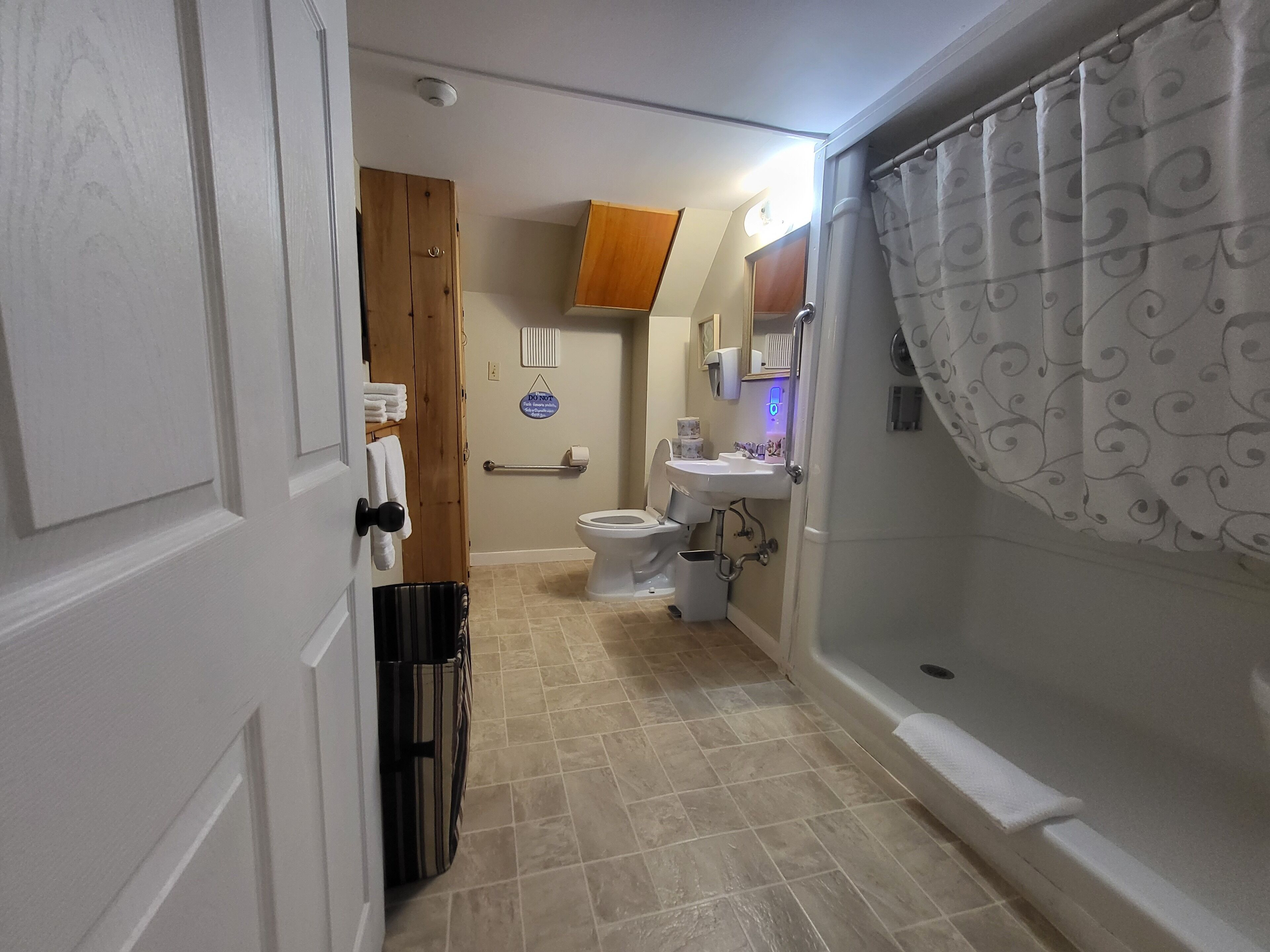 towels, soap, shampoo, toilet paper