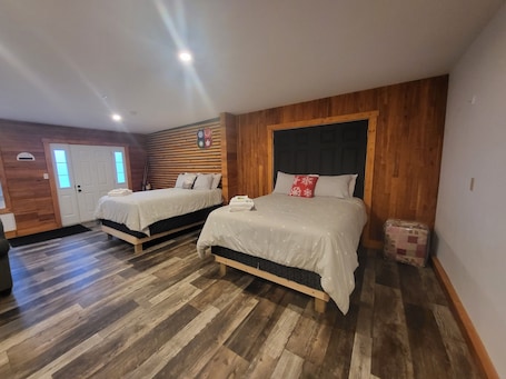 Studio Suite | Blackout drapes, free WiFi, bed sheets. Crabbe Mountain Inn