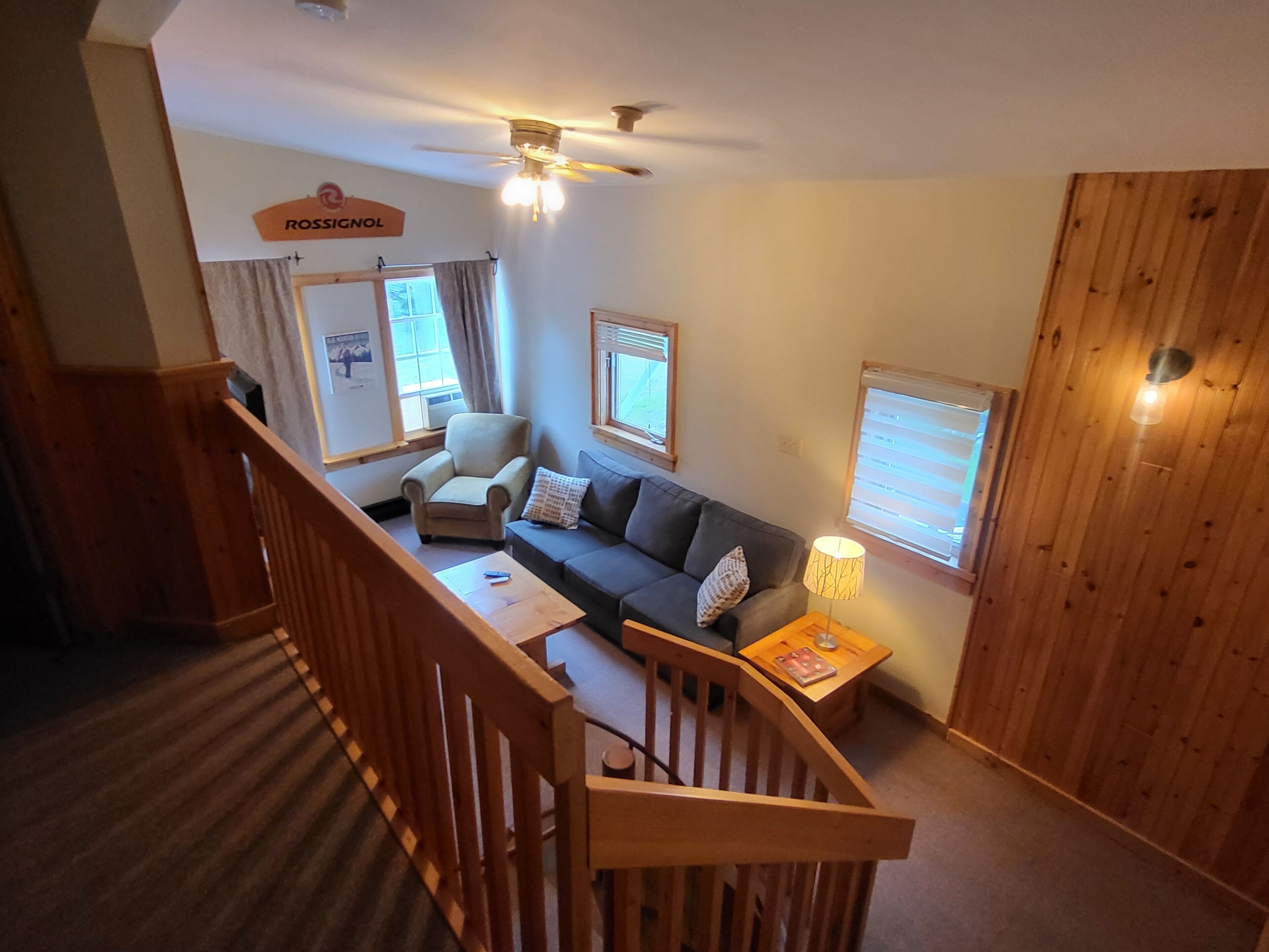 deluxe suite, 2 bedrooms, non smoking, garden view | living area | books