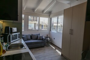 Monolocale familiare | Cucina privata | Frigorifero, microonde, piano cottura, macchina per caffè espresso