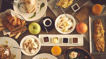 Petit déjeuner continental (10 EUR par personne)