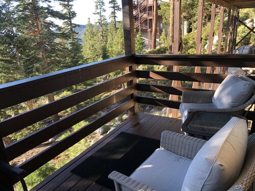 NICELY REMODELED TRANQUIL MOUNTAIN VIEW CONDO, SKI TO LIFTS.