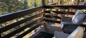 TRANQUIL MOUNTAIN VIEW CONDO, SKI TO LIFTS.